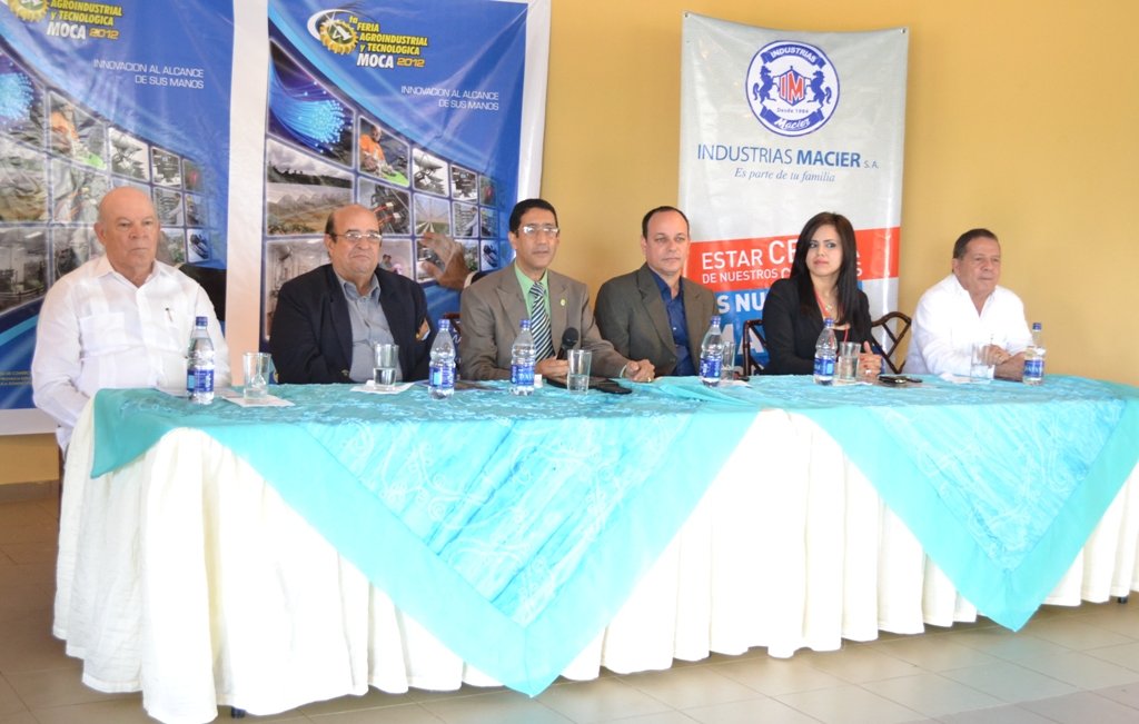 Mesa de Honor de Rueda de Prensa realizada por la Cámara de Comercio de Espaillat